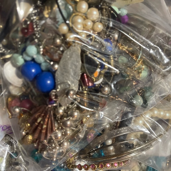 3lb bags of vintage mixed jewelry - Picture 2 of 6